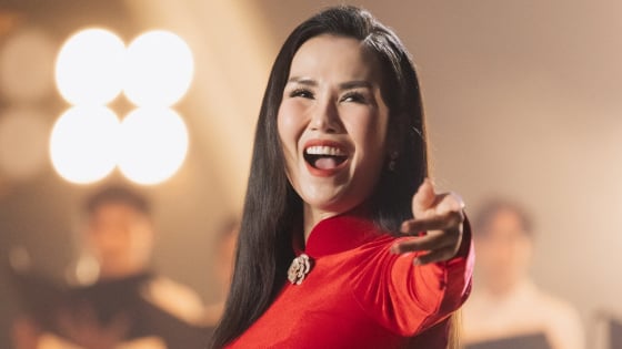 Võ Hạ Trâm bất ngờ khi chồng con mặc áo dài đến cổ vũ quay hình MV mới