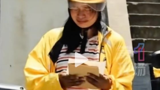Bà mẹ đem theo con gái bị bệnh nặng đi giao hàng gây xúc động mạnh 