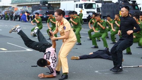 Mãn nhãn màn biểu diễn võ thuật tình huống giả định trấn áp tội phạm của Công an nhân dân