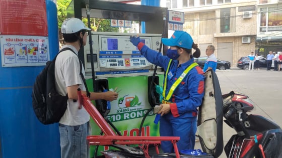 Ngày đầu bán xăng sinh học E10 tại Hà Nội: Người hồ hởi, người dè dặt