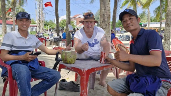Đà Nẵng: Rơi nhẫn cầu hôn hơn 2.000 USD trên biển, du khách Australia được giúp đỡ tìm lại oà khóc