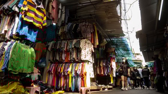 Bài 3: Người trẻ đổ xô mở shop quần áo secondhand – Nhất thời hay cơ hội dài hạn?