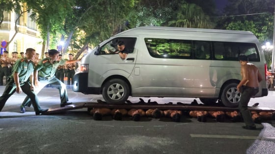 Thót tim màn trình diễn 'Thiên cân cán phúc': Ôtô 16 chỗ lăn bánh qua người 20 lính đặc nhiệm