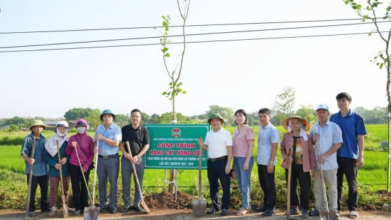 Hội Nông dân phường Sơn Tây, TP Hà Nội gắn biển công trình “Hàng cây nông dân” chào mừng Đại hội