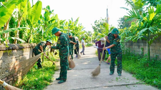 Một xã ở Thái Nguyên huy động hàng trăm chiến sỹ quân đội cùng dân tổng vệ sinh môi trường đường làng, ngõ xóm