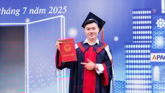 Thủ khoa tốt nghiệp đại học ở Hà Nội khiến mọi người cảm phục 'con nhà người ta'