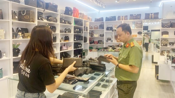 Tin hot thị trường ngày 5/8: Phát hiện hai cửa hàng bán hơn 5.000 sản phẩm giả mạo thương hiệu lớn
 