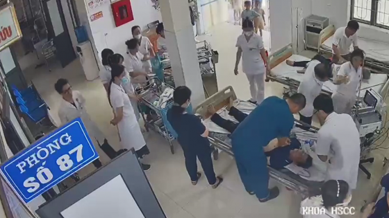Đang khám bệnh, người đàn ông đột ngột bất tỉnh, 
bác sĩ cấp cứu liên tục trong 45 phút 