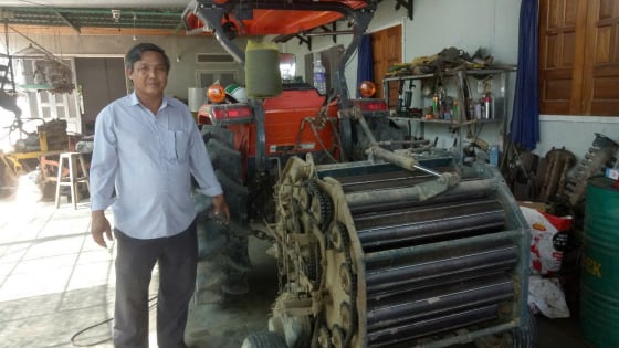 Anh nông dân Gia Lai cải tiến máy cuộn rơm khiến cả làng phục lăn 