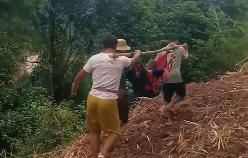 Hành trình 5 giờ, 20km gánh cụ bà 75 tuổi trên võng vượt núi, băng sông đi cấp cứu