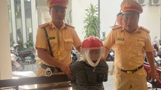 Tài xế Grab ở Đà Nẵng nhanh trí cầu cứu CSGT, thoát khỏi vị khách “ngáo đá”