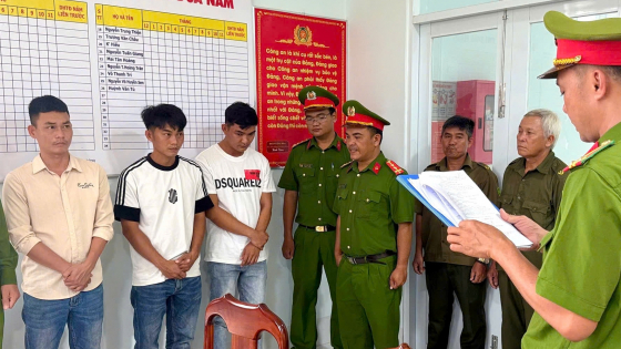 Mâu thuẫn với nữ nhân viên, nhóm côn đồ gọi đồng bọn mang hung khí truy sát cả quán karaoke ở Lâm Đồng

 