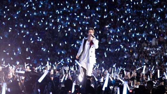 V Concert – Rạng rỡ Việt Nam: Phương Mỹ Chi tụt giày trên sân khấu, Hà Anh Tuấn điềm tĩnh hát lúc trời đã sang ngày mới