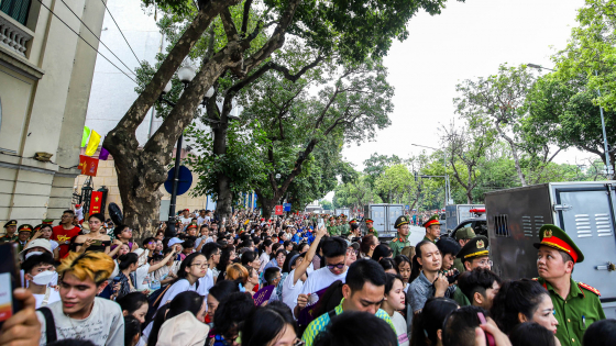 Người dân ùn ùn đổ về Hồ Gươm xem công an diễu hành trong “Ngày hội vì Thủ đô bình yên”