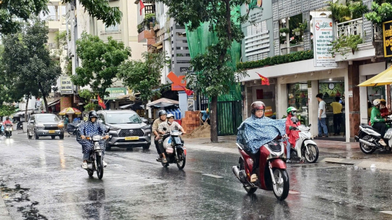TP.HCM mưa giữa trưa, mở đầu cho đợt mưa kéo dài dự báo có thể trên 200mm