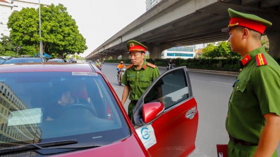 Công an phường Định Công xử lý đỗ xe sai quy định: Tài xế vi phạm 'tâm phục khẩu phục' ký biên bản