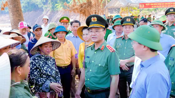 'Vượt nắng, thắng mưa, xuyên ngày, xuyên đêm' xây dựng trường, nhà cho người dân bị thiệt hại do mưa lũ