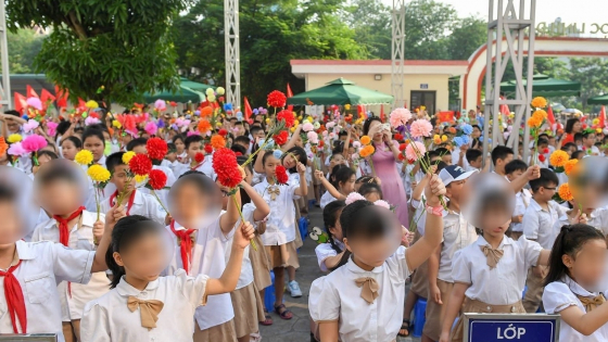 Phụ huynh chỉ cần áo đồng phục cho con nhưng trường 'bắt' mua cả quần: Sao lại bán theo 'combo'?