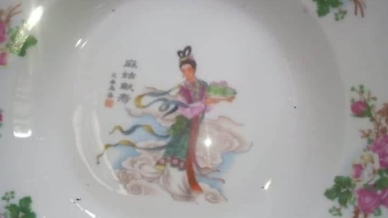 Tiên nữ bê đĩa đào trên chiếc đĩa sứ cô tiên nhà nào cũng có là ai?