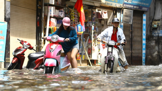  Đường phố Hà Nội thành sông sau mưa lớn, xe chết máy hàng loạt, người dân bì bõm vất vả lội nước 