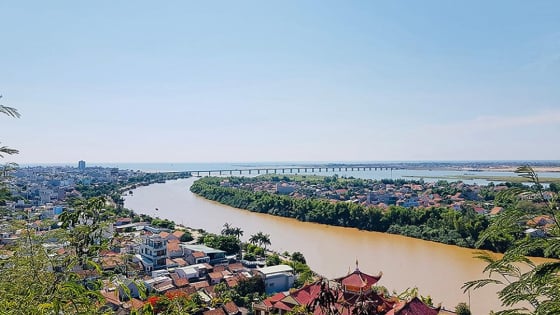 Tháp Champa cổ từ thế kỷ 14 ở tỉnh Phú Yên (cũ) soi bóng xuống dòng sông Chùa đẹp như phim
