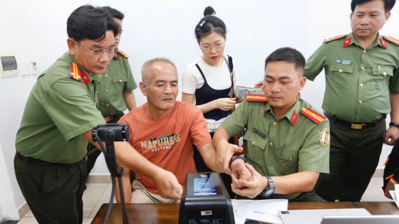 
TP.HCM cấp định danh điện tử cho người nước ngoài: “Làm ngày đêm, phục vụ tận nơi”