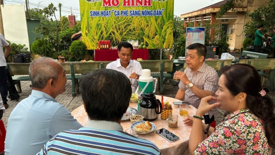 Phó Chủ tịch Hội Nông dân TP.HCM uống cà phê sáng với nông dân, bàn cách sản xuất nông nghiệp hiệu quả