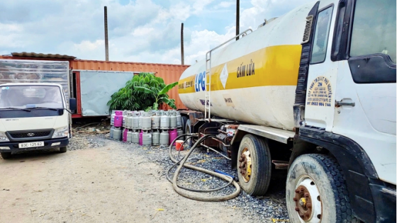 Tin hot thị trường ngày 18/8: làm giả 1.000 tấn gas trong thùng container