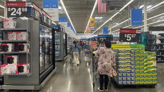 Người dân Mỹ đổ xô vào Walmart săn hàng giá rẻ