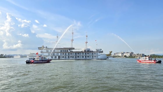 Diễn tập cứu nạn trên tàu lưu trú đêm tại vịnh Hạ Long