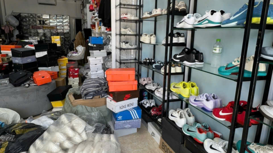 Khởi tố 2 đối tượng buôn giày dép giả thương hiệu lớn, trị giá hơn 4,2 tỷ đồng