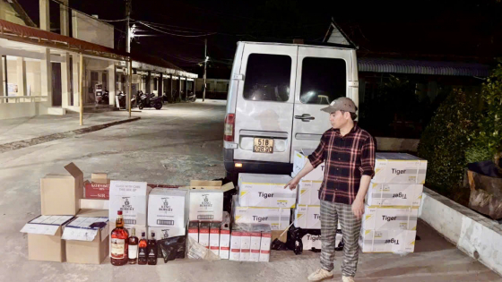 Cảnh sát giao thông ở Tây Ninh phát hiện số lượng lớn hàng nhập lậu là rượu, thuốc bảo vệ thực vật