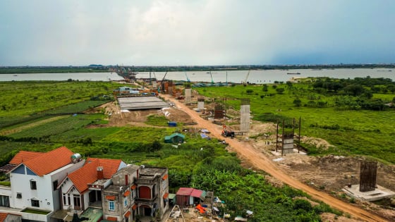 Loạt trụ cầu Hồng Hà trị giá 9.800 tỷ đồng sừng sững vươn lên giữa sông Hồng lộng gió