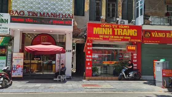 Giá vàng hôm nay mới nhất (24/5) bất động: Người mua 'mất hút', cửa hàng 'vắng như chùa Bà Đanh'