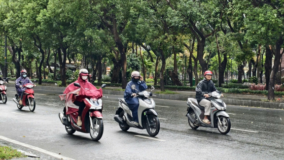 Thời tiết TPHCM dạo này: Sáng nắng nóng hầm hập, chiều mưa như trút