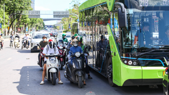Nền nhiệt đạt ngưỡng đỉnh khoảng 45 độ C, người dân Hà Nội tìm 1001 cách “chiến đấu” với nắng nóng