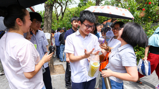 Vừa ra khỏi điểm thi, thí sinh vui vẻ khoe với mẹ: “Con viết bài đỏ cả tay mẹ ạ”