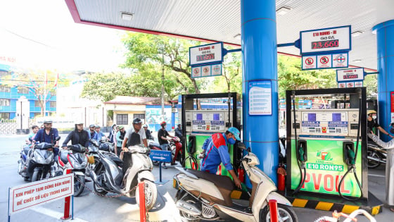 Ngày đầu xăng E10 'phủ sóng' toàn quốc, người dân hào hứng lựa chọn nhiên liệu thân thiện môi trường