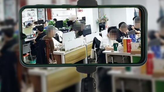Nhân viên 'kêu trời' vì bị livestream làm việc cuối tuần