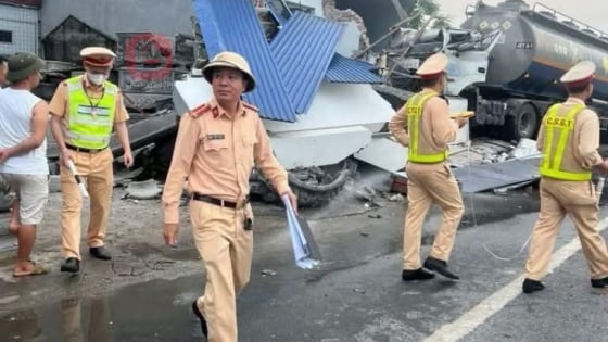 Xe chở xăng dầu đâm sập nhà dân trong đêm ở Hải Phòng