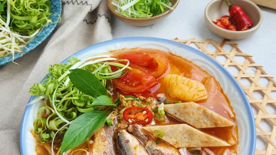 Nấu bún không cần hầm xương cũng chẳng cần thịt, chỉ dùng nguyên liệu cũng đậm vị, thơm ngon