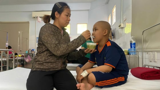 Con bị U nguyên bào thần kinh, người mẹ nghèo cầu cứu