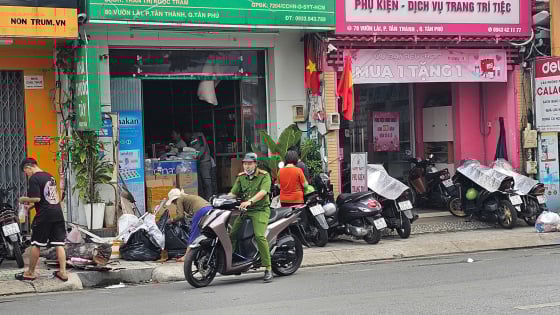 Cháy bên trong tiệm thuốc tây ở quận Tân Phú, 2 người kịp thoát ra ngoài, nhiều tài sản bị thiêu rụi