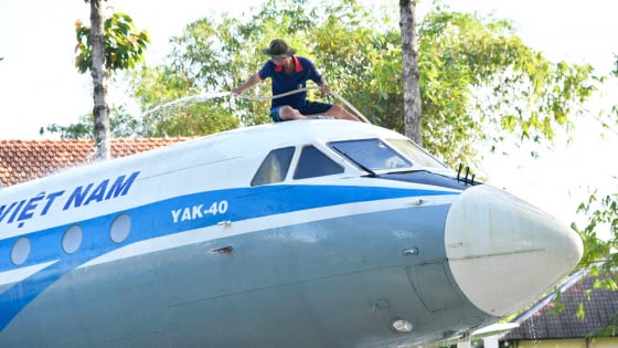 Một máy bay số hiệu VN.A452, Hàng không Việt Nam từng khai thác, vẫn đang đậu ở cù lao Ông Hổ ở tỉnh An Giang