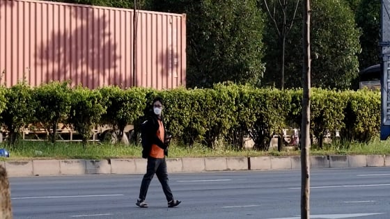 Video: Sinh viên liều mình băng qua Xa lộ Hà Nội bất chấp 'tử thần' rình rập