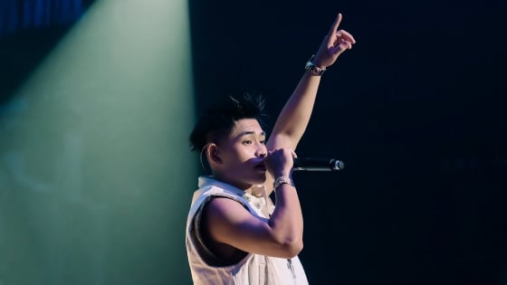 Rapper Tez mặc quần tụt gây tranh cãi