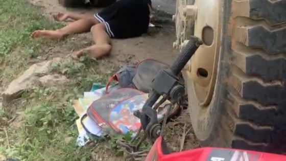 Va chạm với xe tải đi ngược chiều, hai học sinh đi xe máy thương vong