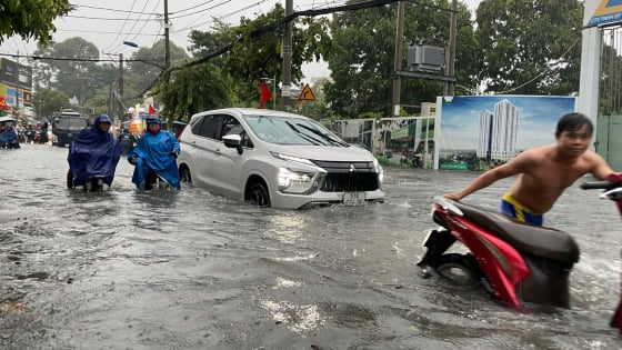  TP.HCM 'thất thủ' ngập sâu do mưa lớn kéo dài nhiều giờ đồng hồ