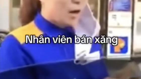 Lái xe ô tô tranh cãi với nhân viên: “Mất tiền mua, sao phải nhờ mở nắp bình xăng' - ai đúng, ai sai?