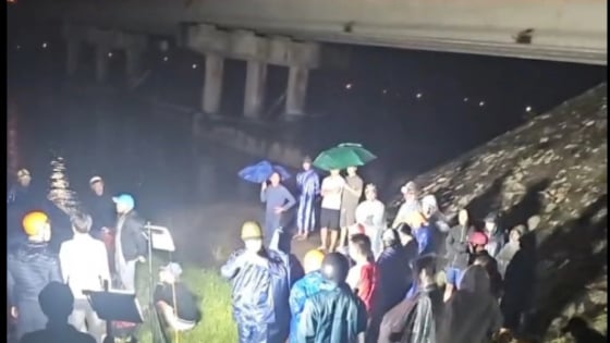Chính quyền thông tin về hoàn cảnh gia đình người phụ nữ ôm con 8 tháng tuổi nhảy sông tự tử